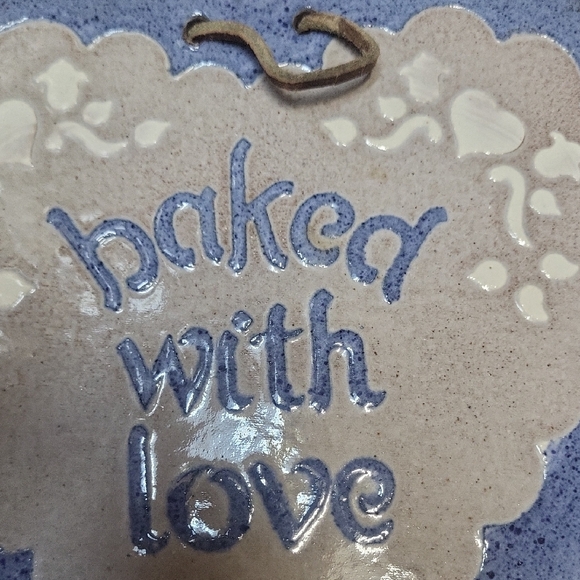 Heart-Shaped Blue and Cream Pottery signed - Picture 3 of 3